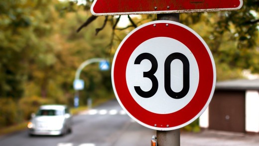 PorownajSzkode - Prędkości na drogach – jakie dopuszcza prawo i jakie są kary?